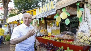 Alanya'nın tescilli ürünü fıstıklı limonatayı festivalde başkan tanıttı