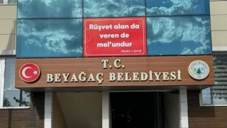 Başkan Pütün belediyenin girişine “Rüşvet alan da veren de melundur” yazısı astı