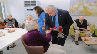 Başkan Şadi Özdemirden huzurevindeki annelere sürpriz ziyaret