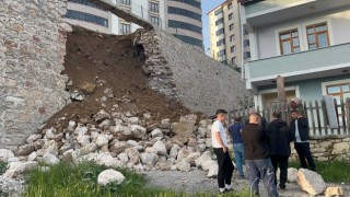 Bayburtta çocuk parkının istinat duvarı çöktü, alanda boşluk oluştu
