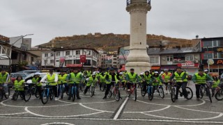 Bayburtta yağmur çamur dinlemeyen bisikletli grup pedalları sağlıklı yaşam için çevirdi