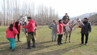 Bayburttan özel çocuklar ilk defa atlarla tanıştılar