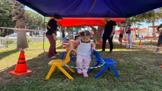 Bebek parkında ebeveynler ve bebekler cimnastik yapıp eğlendi