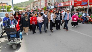 Belediye başkanı gözlerini bağlayıp bastonla 200 metre yürüdü