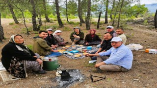 Belediyede başkan, tarlada çiftçi