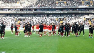 Beşiktaş ve Hataysporlu futbolcular, tribünleri birlikte selamladı
