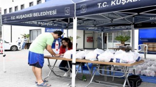 Beslenme çantalarını bu yıl da Kuşadası Belediyesi doldurdu
