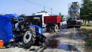 Beton mikseri ile traktörün çarpıştığı kazada 3 kişi yaralandı