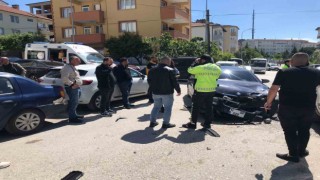 Bilecikte iki otomobil kavşakta çarpıştı, 2 yaralı