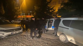 Binaların merdiven boşluğuna atılan maytaplar ekipleri harekete geçirdi