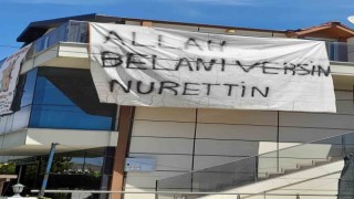 Binaya asılan dev pankartı gören dönüp bir daha baktı