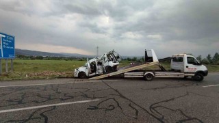 Bingölde hafif ticari araç levhaya çarptı: 3 yaralı