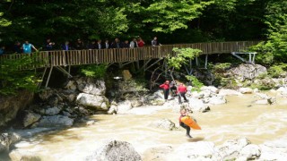 Binlerce turistin ziyaret ettiği kanyonda gerçeğini aratmayan tatbikat