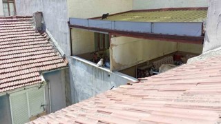 Bir haftadır çatıda olan kedi kurtarılmayı bekliyor