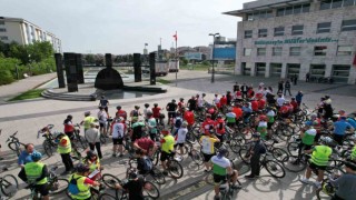 Bisiklet tutkunları 19 Mayıs için pedalladı