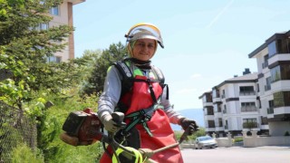 Bolunun sokaklarında anne eli: Ekmeğini şehrin sokaklarını temizleyerek kazanıyor
