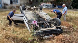 Boş araziye devrilip ters dönen otomobilde yaralı aradılar