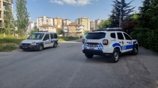 Boşanma aşamasındaki eşinin yüzünü cam parçasıyla kesti