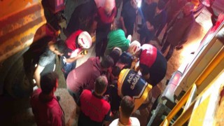 Böyle kaza görülmedi: İnşaat çukuruna devrilen araç kamyonun kasasına girdi