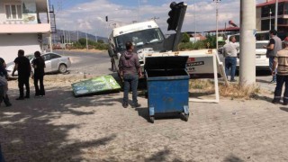 Buharkentte minibüs durağa daldı