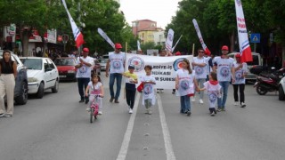 Burdurda 1 Mayıs Emek ve Dayanışma Günü yürüyüş ve halaylarla kutlandı