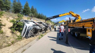 Burdurda otomobil taşıyan çekici şarampole devrildi: 1 yaralı