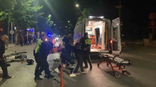Burdurda park halindeki otomobile çarpan motosikletli genç ağır yaralandı