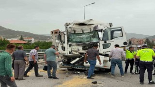 Burdurda tıra arkadan çarpan kamyon sürücüsü yaralandı