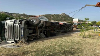 Burdurda tomruk yüklü kamyon devrildi, yol trafiğe kapandı
