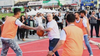 Bursada başkanlar eşofmanları giyip sahaya çıktı, gençlerle kıyasıya mücadele etti