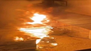 Bursada garajda park halinde 2 otomobil alev alev yandı