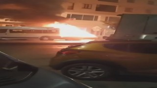 Bursada otomobil alev topuna döndü, alevler servis aracına sıçradı
