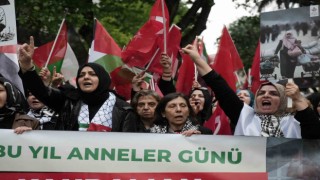 Bursada yüzlerce kişi Filistinli anneler için yürüdü