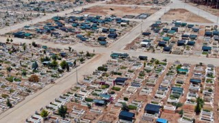 Çadır kente dönen mezarlık, tentelerden temizleniyor