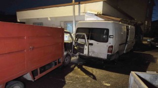 Çaldıkları kamyonetle park halindeki minibüse çarptılar