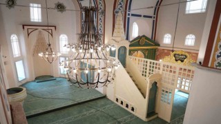 Cam döşemesinin altında sergilenen eserlerle adeta müze olan Atik Mustafa Paşa Camii ibadete açılıyor