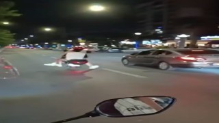 Canlarını hiçe saydılar, otomobilin altında kalmaktan son anda kurtuldular