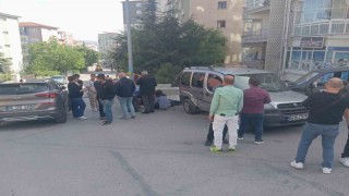 Çarpışan otomobillerin arasında kalarak yaralanan kadın kamerada
