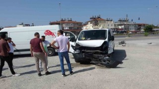 Çarpışmanın şiddetiyle araçların parçaları dağıldı, o anlar kameralara yansıdı