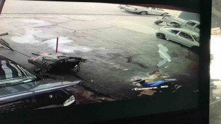 Çatıdan düşen reklamcı kurtarılamadı