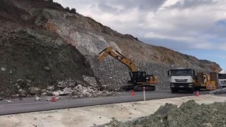 Çekerekte karayolu kenarındaki istinat duvar çöktü