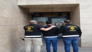 Çeşitli suçlardan aranan 2 şahıs polis tarafından yakalandı