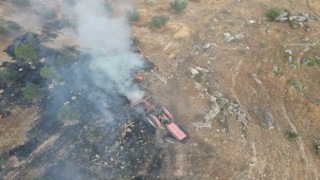 Çiftçinin yangınla amansız mücadelesi dron kamerasına yansıdı