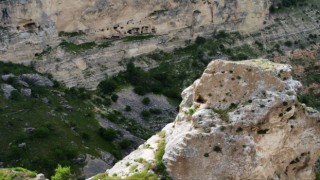 Çıkılması zor olan kayaların zirvesindeki tarihi oyuklar dron ile ilk kez görüntülendi