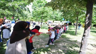 Çocuk kulübü öğrencileri ve velileri piknikte eğleniyor