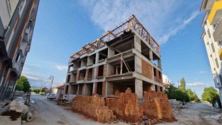 Çorumda 3. kattan düşen inşaat işçisi ağır yaralandı