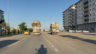 Çuval yüklü kamyonetlerin tehlikeli yolculuğu kamerada