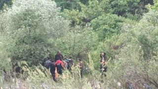 Dağda ot toplarken düşerek dere kenarına yuvarlanan kadın için ekipler seferber oldu
