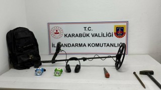Dedektörle arama yaparken yakalandılar