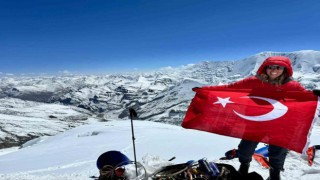 Deniz Kayadelen, Everestin zirvesinde 3 derecelik suya girdi
